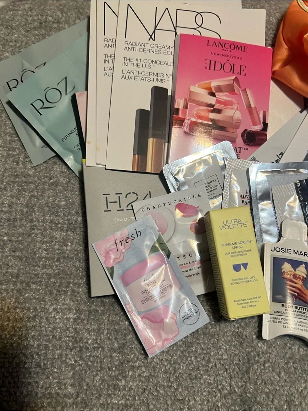 Mixed Women’s Makeup & Skincare Sample Set with Clinique Cosmetic Pouch
